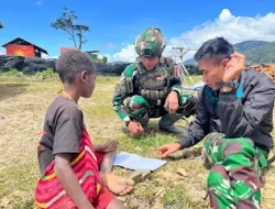 Satgas Yonif 509 Kostrad Ajak Anak-Anak Papua Belajar di Pos Holomama