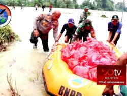 Sungai Cibeureum Meluap, Kapolres Serang Terjang Banjir Berikan Bantuan