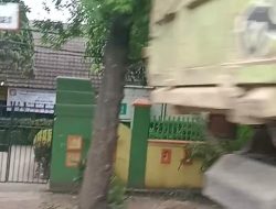 Truk Tanah Parkir di Depan SDN 1 Cikande Dikeluhkan