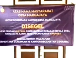 Gara-gara Kadesnya Konsumsi Narkoba, Warga kesal dan Segel Kantor Desa