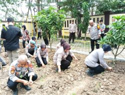 Dukung Ketahanan Pangan, Kapolres Serang  Tanami Bibit Cabai dan Terong