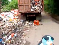 Tumpukan Sampah Ganggu Aktifitas Kantor Kelurahan Warung Jaud Kota Serang