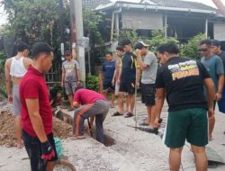 Warga Perum Puri Delta Kiara Perbaiki Gorong-gorong Secara Swadaya