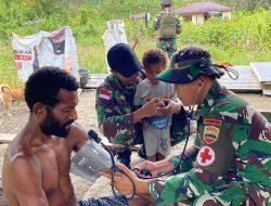 Satgas Yonif 131/Brajasakti Berikan Pelayanan Kesehatan Kepada Warga Banda, Papua