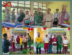 Wujud Kepedulian di Tanah Papua. Satgas Yonif 131/Brajasakti Hadiri Kelulusan SD Inpres