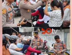 Rayakan HUT Bhayangkara ke-79, Kapolres Bangka Barat Bagikan Helm Kepada Pengguna Jalan