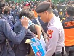 Demo Senayan, Polisi Bagikan Air Mineral Kepada Massa Aksi