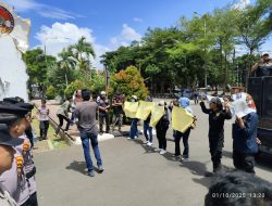 Soroti Pelayanan RS Hermina, Aktivis Gelar Aksi di Depan Pendopo Kantor Bupati Serang