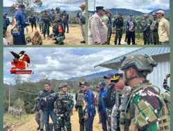 Bupati Puncak Kunjungi Prajurit Satgas Yonif 700/Wyc
