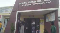 Petugas Pelayanan SKCK Polres Serang Bertugas Sambil Bermain TikTok