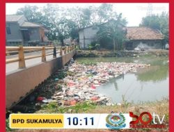 Timbulkan Bau Busuk. Jembatan Depan kantor Desa Sukamulya Jadi Penyebab Sampah Tersangkut