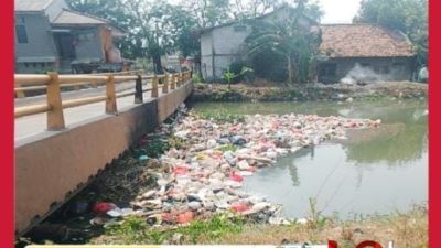Timbulkan Bau Busuk. Jembatan Depan kantor Desa Sukamulya Jadi Penyebab Sampah Tersangkut